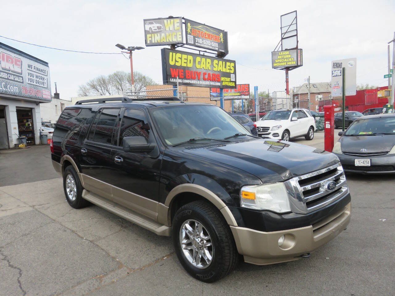 Used 2014 Ford Expedition EL XLT w/ Equipment Group 202A AWD/4WD image 3