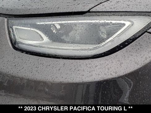 Used 2023 Chrysler Pacifica Touring-L FWD image 15