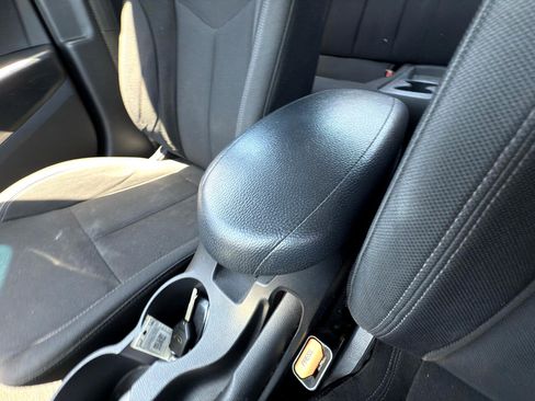 Used 2016 Hyundai Veloster image 14