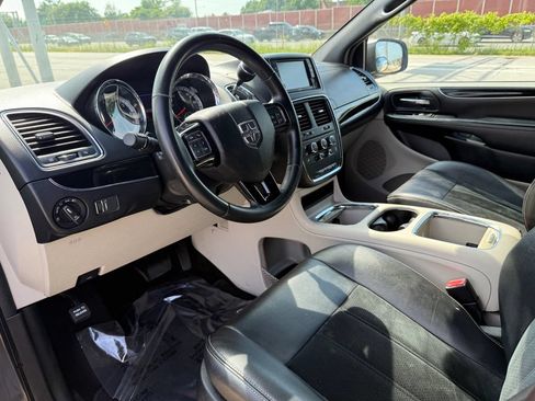 Used 2017 Dodge Grand Caravan SXT w/ Rear Park Assist Package FWD image 22