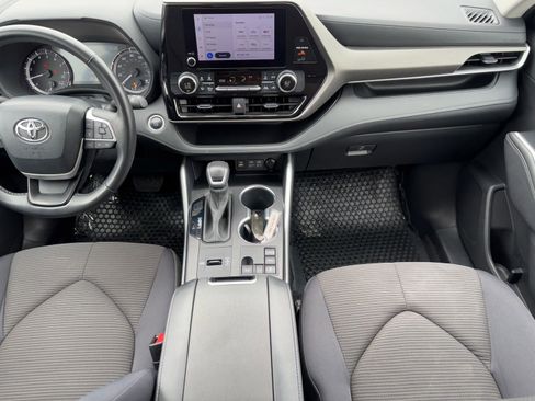 Used 2024 Toyota Highlander LE FWD image 14