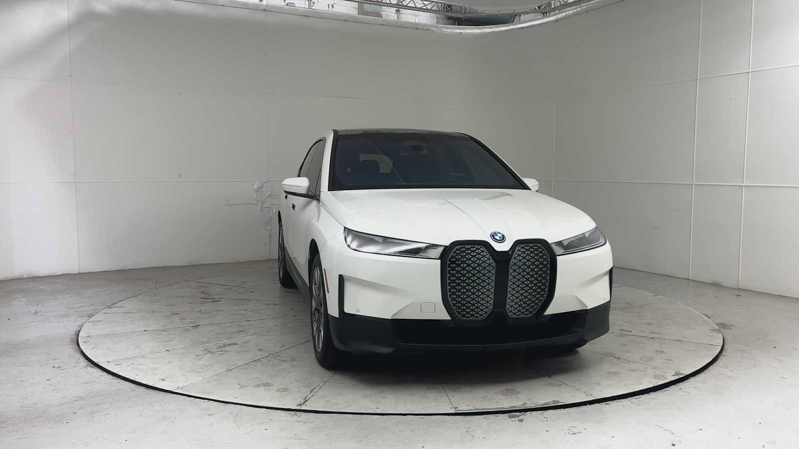 Used 2025 BMW iX xDrive50 AWD/4WD image 7