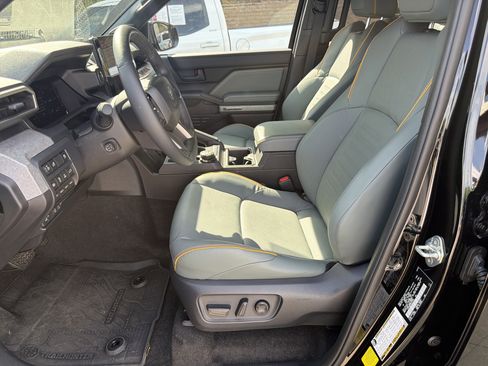 Used 2025 Toyota 4Runner Trailhunter AWD/4WD image 9