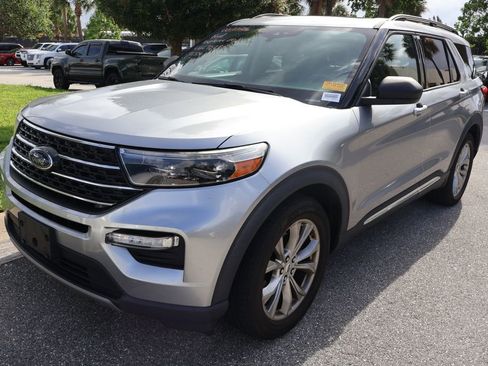 Used 2020 Ford Explorer XLT w/ Equipment Group 202A RWD image 2