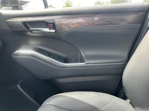 Used 2022 Toyota Highlander Limited AWD/4WD image 22