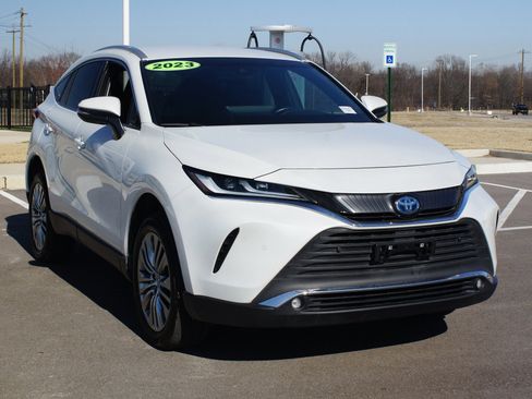 Used 2023 Toyota Venza XLE image 23