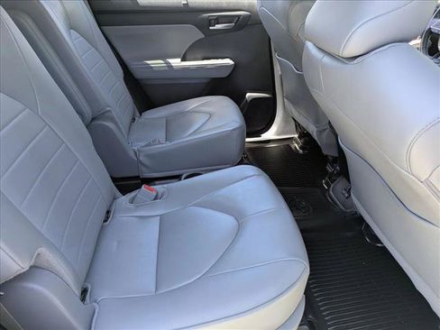 Used 2024 Toyota Highlander XLE FWD image 18