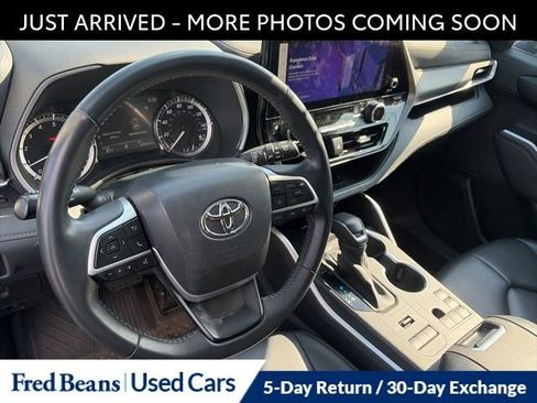 Used 2023 Toyota Highlander XLE AWD/4WD image 11