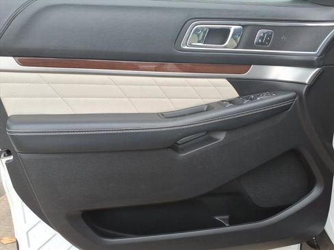 Used 2018 Ford Explorer Platinum image 24