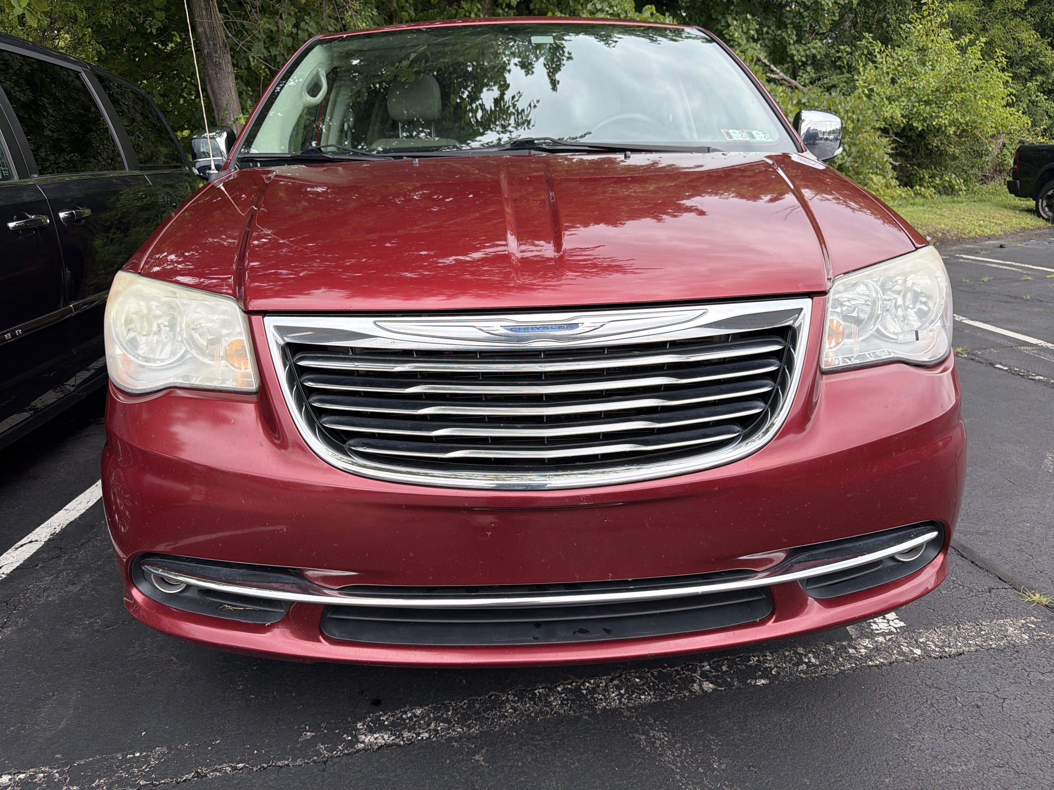 Used 2014 Chrysler Town & Country Touring-L w/ Driver Convenience Group FWD image 2