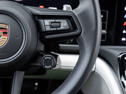 Certified 2025 Porsche Panamera image 16