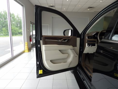 Used 2022 GMC Yukon Denali AWD/4WD image 9