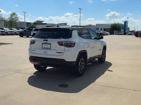 Used 2024 Jeep Compass Trailhawk AWD/4WD image 9