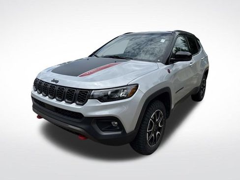 Used 2025 Jeep Compass Trailhawk AWD/4WD image 3