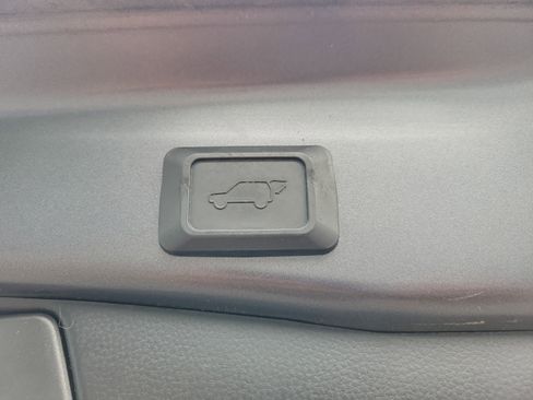 Used 2019 Toyota RAV4 XLE Premium image 15