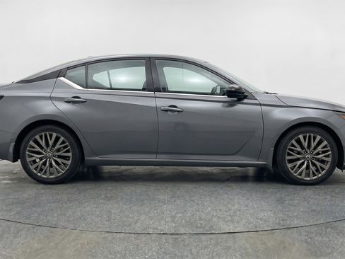 Used 2025 Nissan Altima 2.5 SV FWD image 11