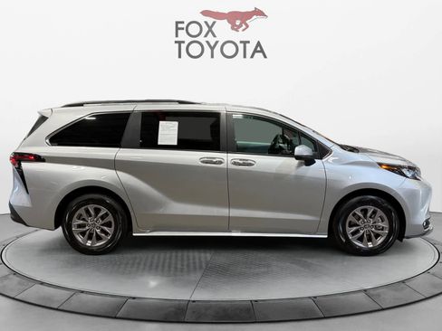 Used 2025 Toyota Sienna XLE image 7