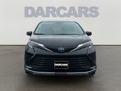 Used 2024 Toyota Sienna XLE image 2