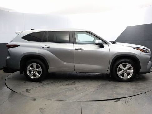 Used 2024 Toyota Highlander LE image 4