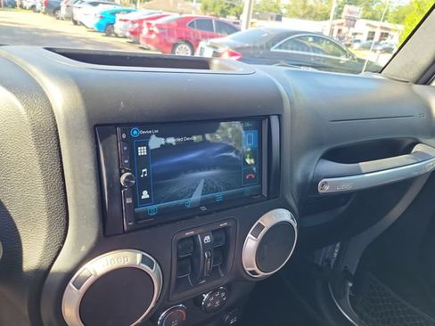 Used 2018 Jeep Wrangler Unlimited Sahara w/ Connectivity Group AWD/4WD image 29