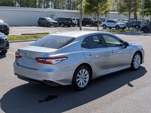 Used 2018 Toyota Camry LE image 3
