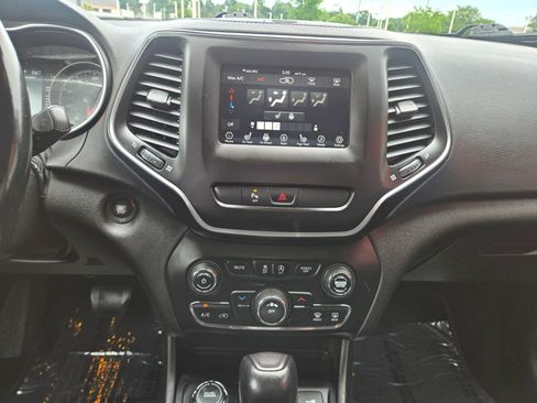 Used 2019 Jeep Cherokee Latitude Plus w/ Cold Weather Group AWD/4WD image 13