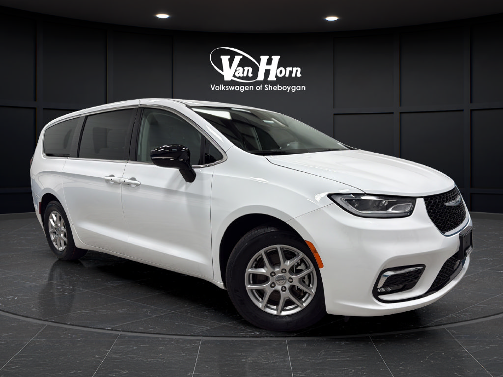 Used 2024 Chrysler Pacifica Touring-L FWD image 1