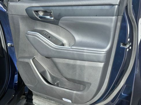 Used 2022 Toyota Highlander XLE image 32