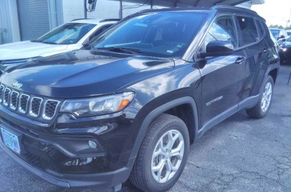 Used 2024 Jeep Compass Latitude AWD/4WD image 1