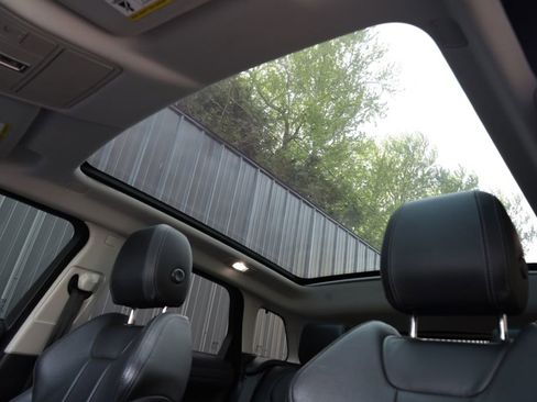 Used 2018 Land Rover Range Rover Evoque SE image 27