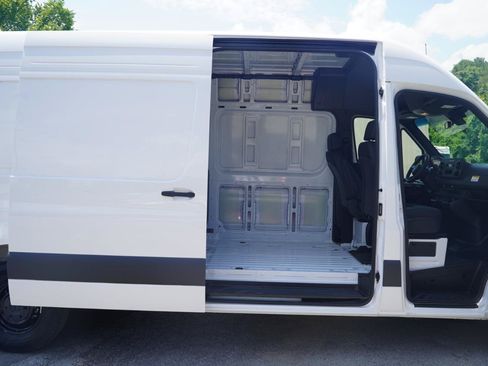 Used 2025 Mercedes-Benz Sprinter 2500 image 32