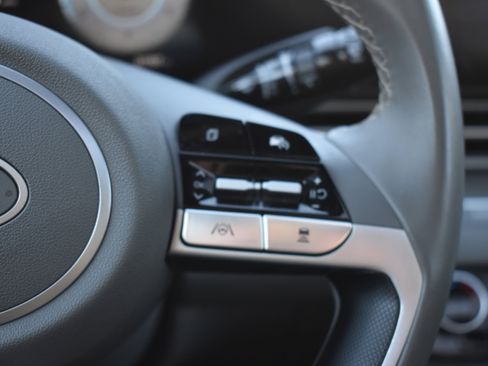 Used 2025 Hyundai Elantra SEL image 14