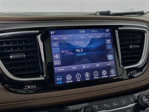 Used 2019 Chrysler Pacifica Limited w/ Tire & Wheel Group image 13