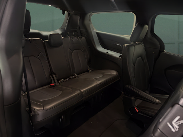 Used 2025 Chrysler Pacifica Select FWD image 14