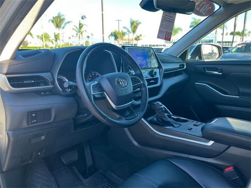 Used 2023 Toyota Highlander XLE image 10