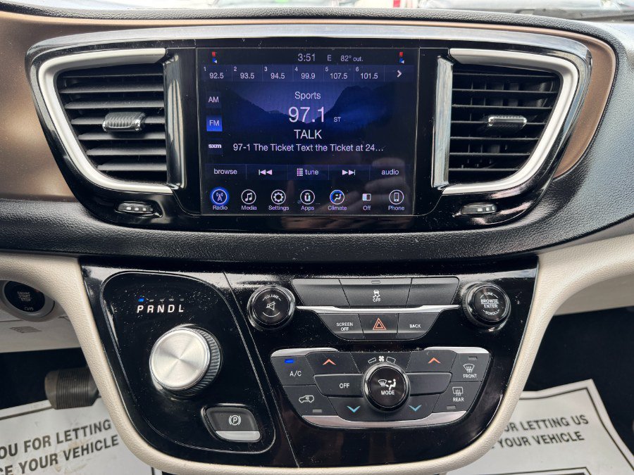 Used 2017 Chrysler Pacifica Touring FWD image 23