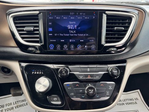 Used 2017 Chrysler Pacifica Touring FWD image 23