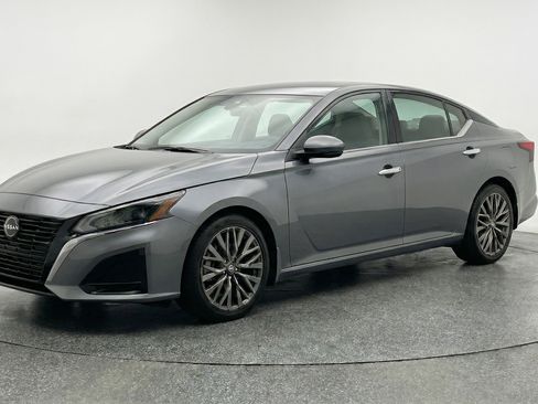 Used 2025 Nissan Altima 2.5 SV image 3