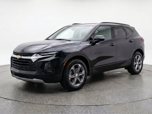 Used 2025 Chevrolet Blazer LT FWD image 3