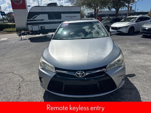Used 2017 Toyota Camry SE w/ Moonroof Package image 4