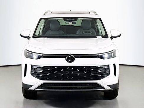 New 2026 Volkswagen Tiguan SE image 2