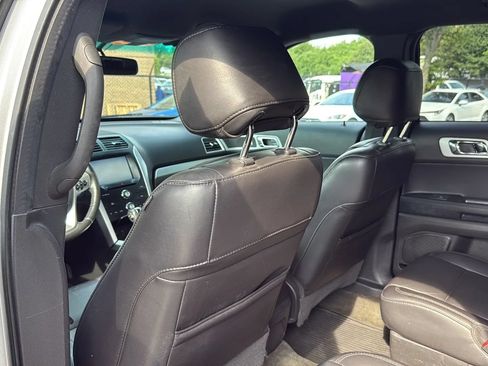 Used 2014 Ford Explorer XLT w/ Equipment Group 202A AWD/4WD image 15