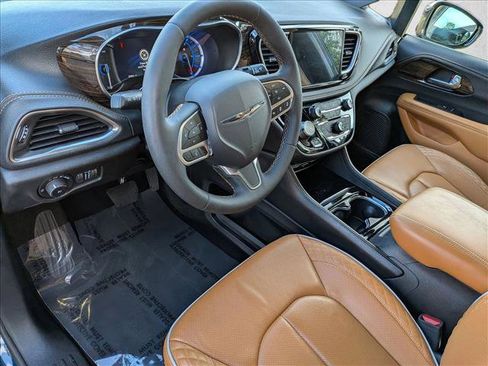 Used 2023 Chrysler Pacifica Pinnacle image 9