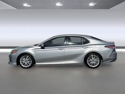 Used 2018 Toyota Camry XLE FWD image 2
