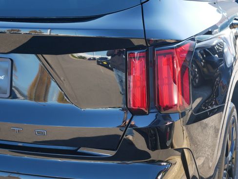 Certified 2022 Kia Sorento SX image 17