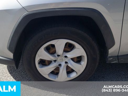Used 2019 Toyota RAV4 LE FWD image 12