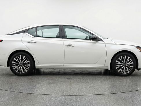 Used 2025 Nissan Altima 2.5 SV image 11