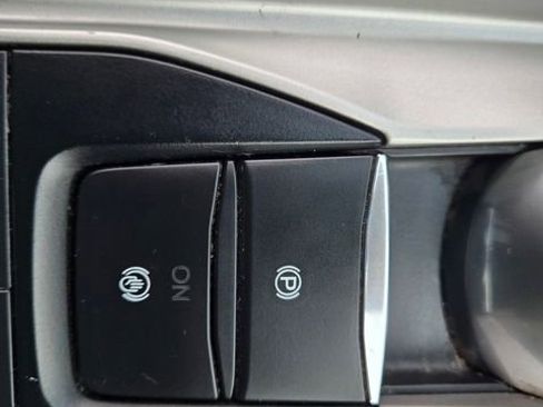 Certified 2021 Ford Explorer XLT w/ Equipment Group 202A image 20