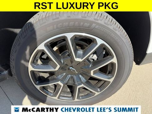 Used 2024 Chevrolet Suburban RST w/ Luxury Package AWD/4WD image 17