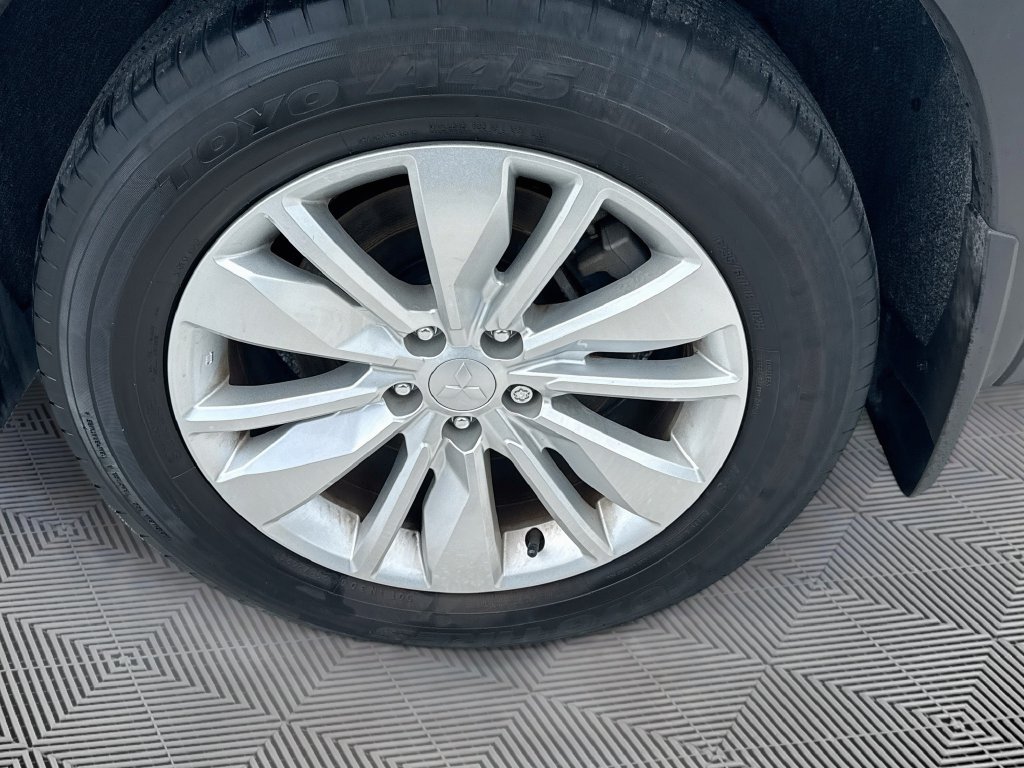 Used 2025 Mitsubishi Outlander ES FWD image 33